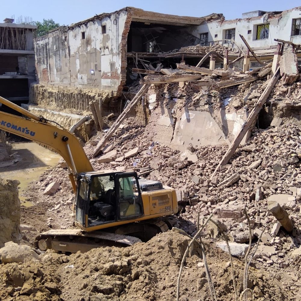 केनरा बैंक के मलबे में दबे नोट बटोरने पहुंचे लोग:लॉकरों में भरा हुआ है सोना,सुरक्षा के लिए लगाई PAC, 300 करोड़ का था लेनदेन