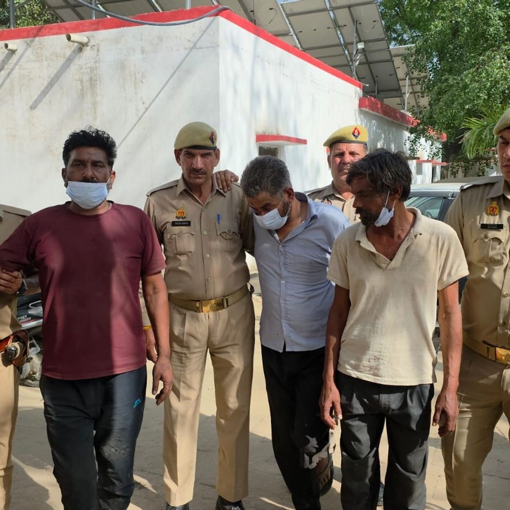 दोस्तों के बीच हुआ झगड़ा, ईंट मारकर ली जान:ट्यूबवेल पर साथ बैठकर पी रहे थे शराब, तीन आरोपी मुठभेड़ में गिरफ्तार