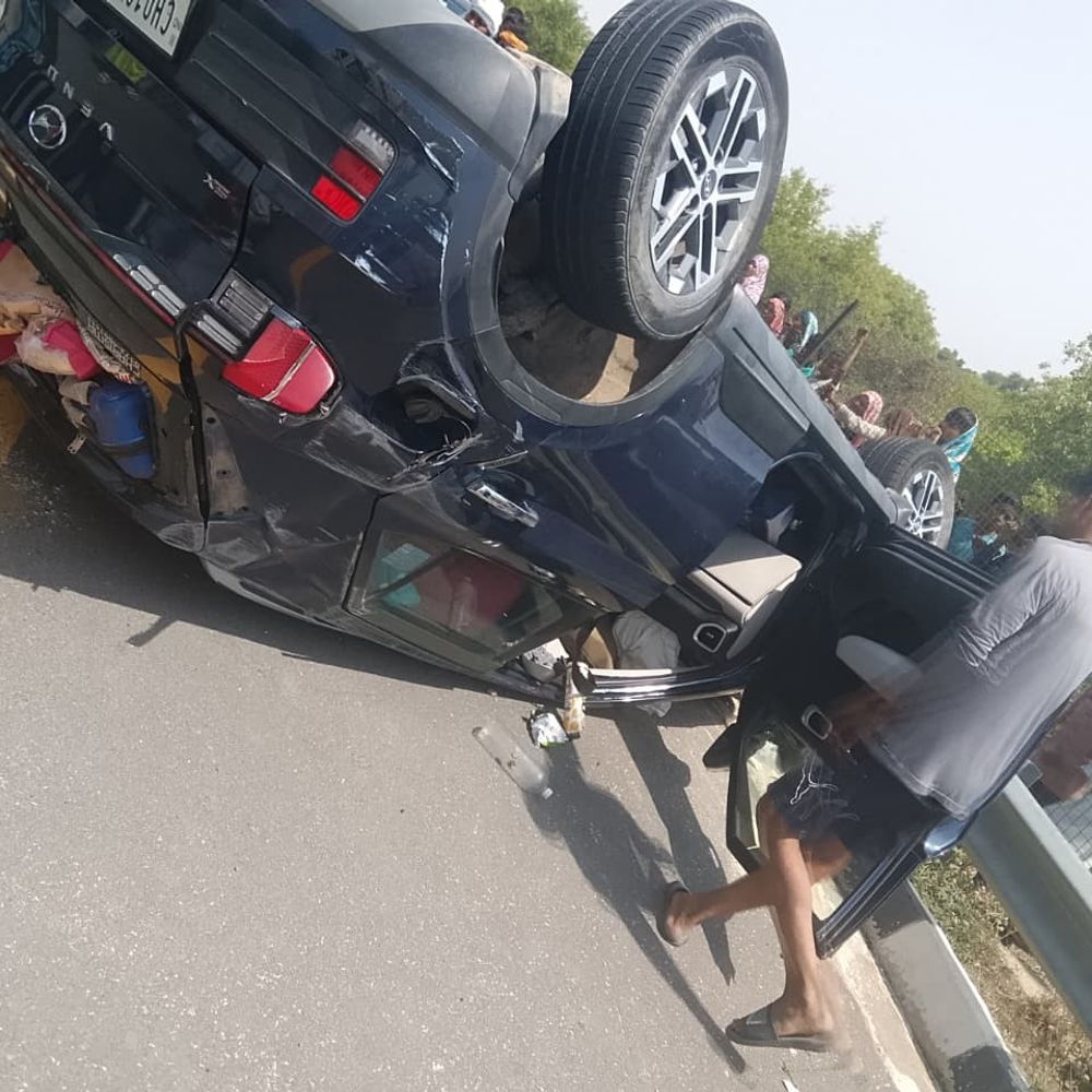 आगरा-लखनऊ एक्सप्रेसवे पर कार पलटने से चाचा-भतीजी की मौत:इटावा में एक महिला गंभीर घायल, पुलिस ने जांच शुरू की