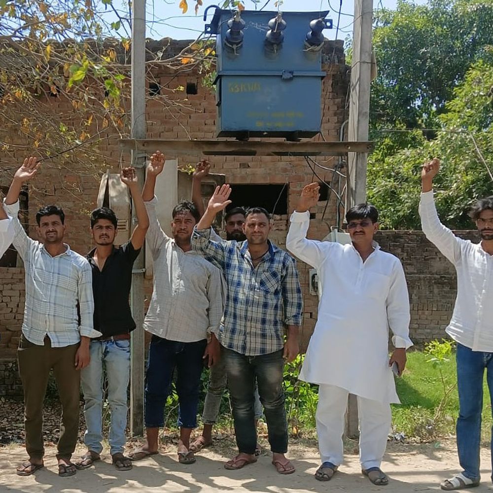 संभल में बिजली विभाग पर भ्रष्टाचार के आरोप:24 हजार रुपए लेकर ट्रांसफॉर्मर शिफ्ट करने का मामला