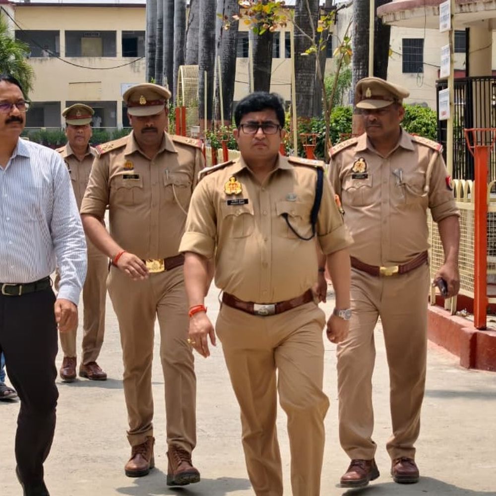 डीएम-एसपी ने परीक्षा केंद्रों का जायजा लिया:संतकबीर नगर में कहा- ड्यूटी में लापरवाही बर्दाश्त नहीं होगी