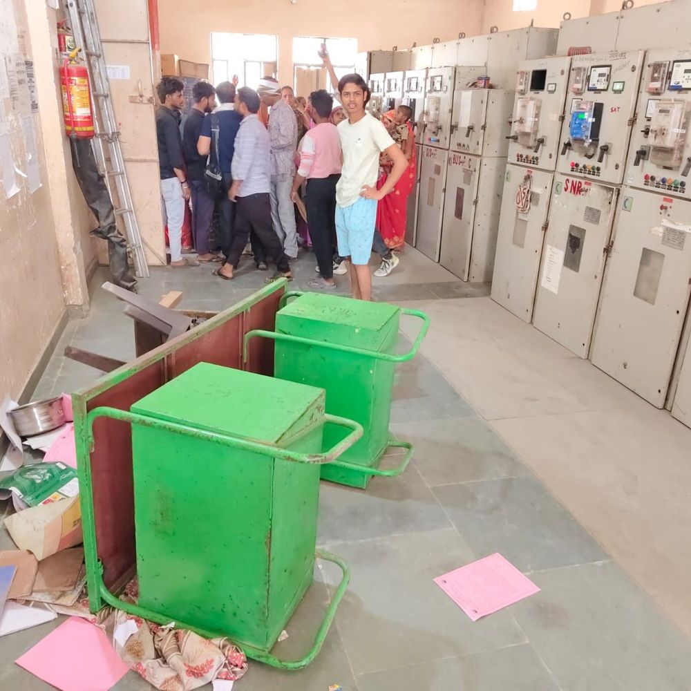 स्मार्ट मीटर के विरोध में महिलाओं का हंगामा:ककरऊ कोठी सब स्टेशन में तोड़फोड़, पत्थर फेंके; स्टाफ ने छिपकर बचाई जान