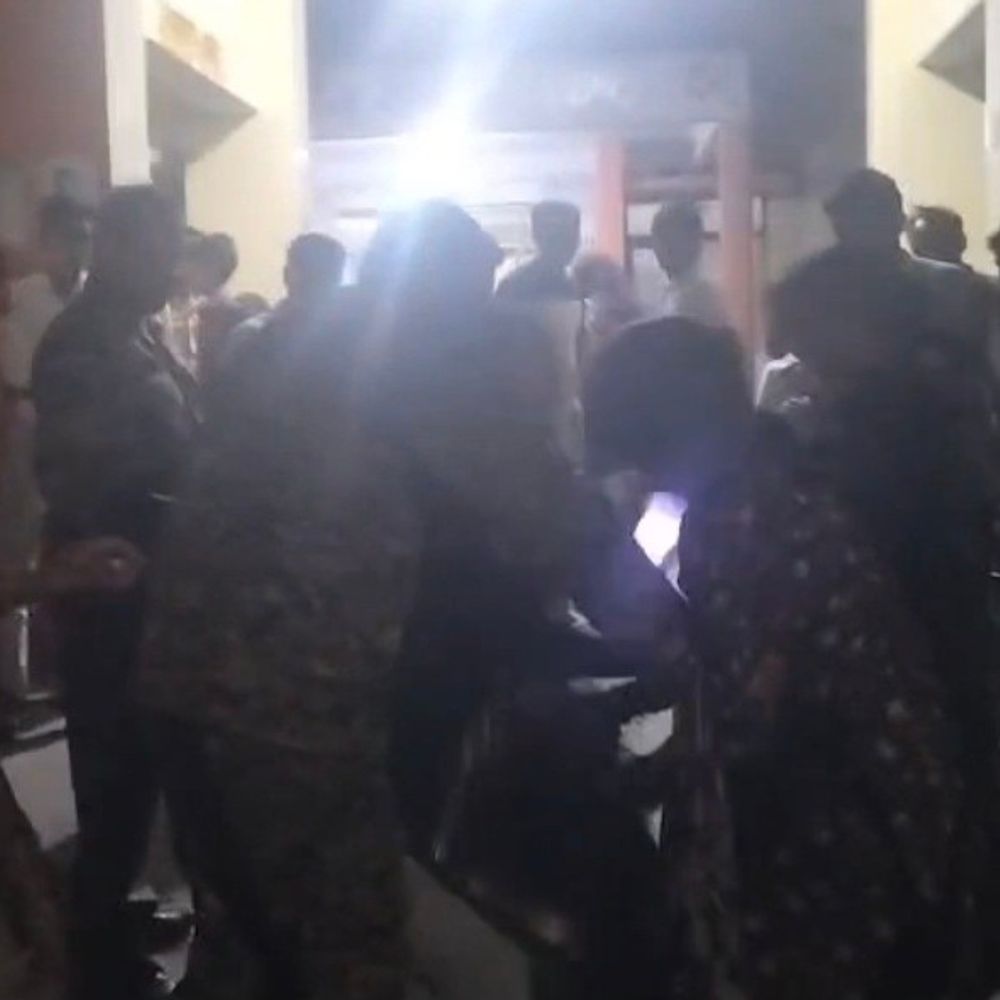 बदायूं जिला अस्पताल में तीमारदारों के दो गुट भिड़े:महिलाओं के बीच मारपीट, 15 मिनट तक चला हंगामा