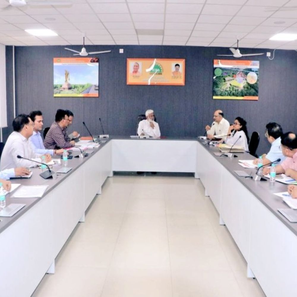 मथुरा में जल शक्ति मंत्री ने की बैठक:घाटों के विस्तार, नवीनीकरण एवं सौन्दर्यीकरण कार्य की धीमी प्रगति पर जताई नाराजगी, लापरवाही बरतने पर अधिकारियों को लगायी फटकार