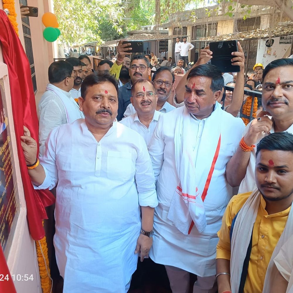 मिर्जापुर में विधायक रमाशंकर पटेल सब रजिस्ट्रार पर भड़के:कहा- हमको हल्के में मत लिया किजिए, उद्घाटन कार्यक्रम में आमंत्रण न मिलने पर जताई नाराजगी