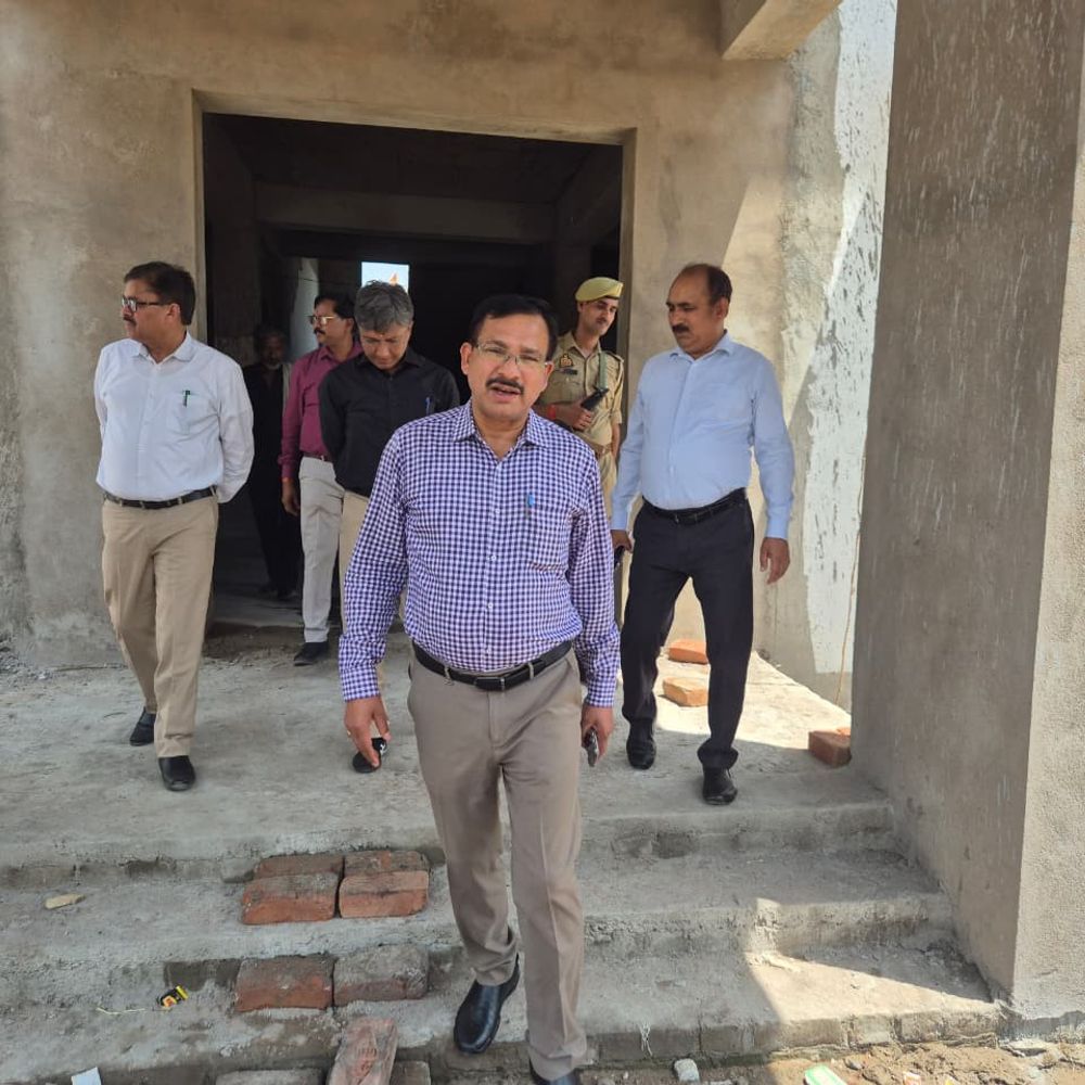 जालौन में सीएमओ भवन निर्माण का निरीक्षण:डीएम ने गुणवत्तापूर्ण कार्य पूरा करने के दिए निर्देश