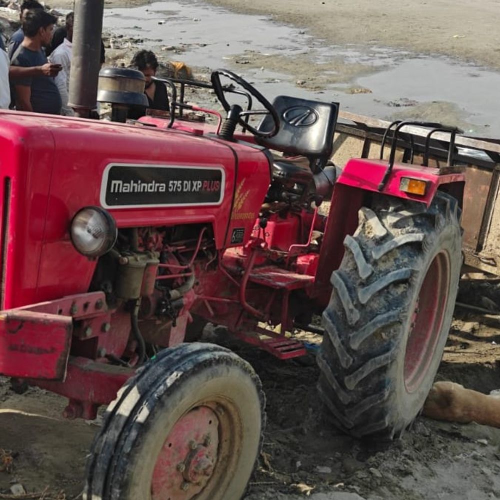 संभल के सांकरा घाट पर ट्रैक्टर पलटा:मुंडन संस्कार में आए कासगंज के ग्रामीण की दबकर मौत