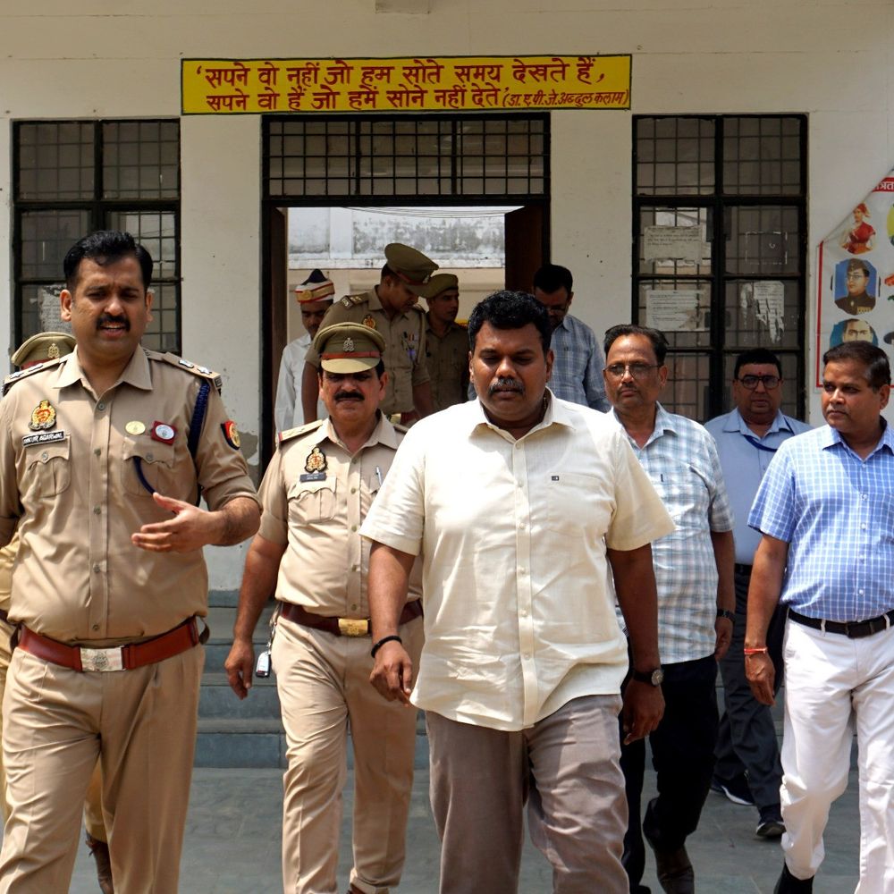 प्रवेश पत्र में गलती से 3 अभ्यर्थी भटके:सीतापुर होमगार्ड भर्ती पेपर, प्रशासन ने दूसरी पाली में दिलाई परीक्षा, 1513 अभ्यर्थी अनुपस्थित