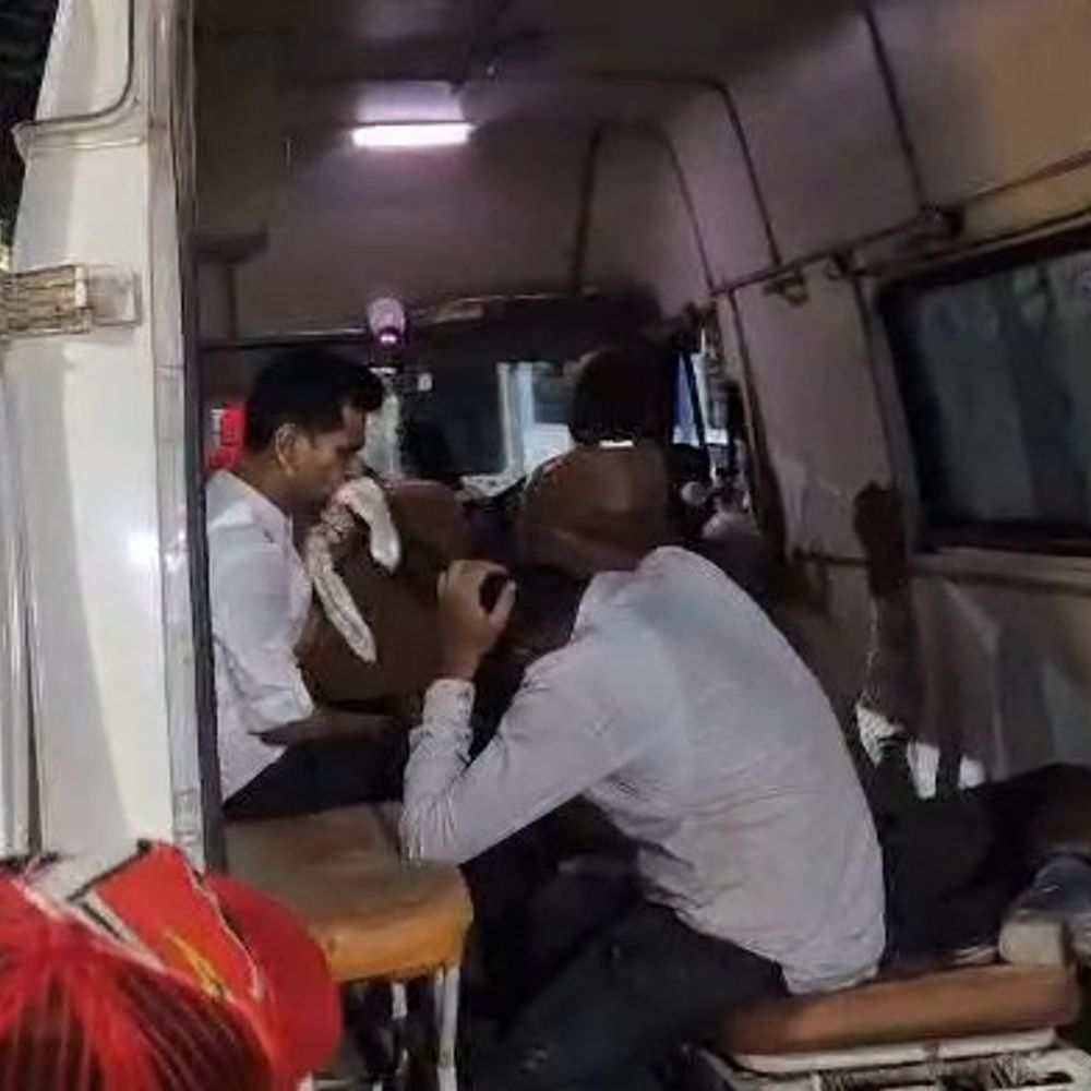 दमोह-सागर हाईवे पर कार डिवाइडर से टकराई, 6 शिक्षक घायल:बक्सवाहा से लौटते समय हुआ हादसा, बरसी में गए थे