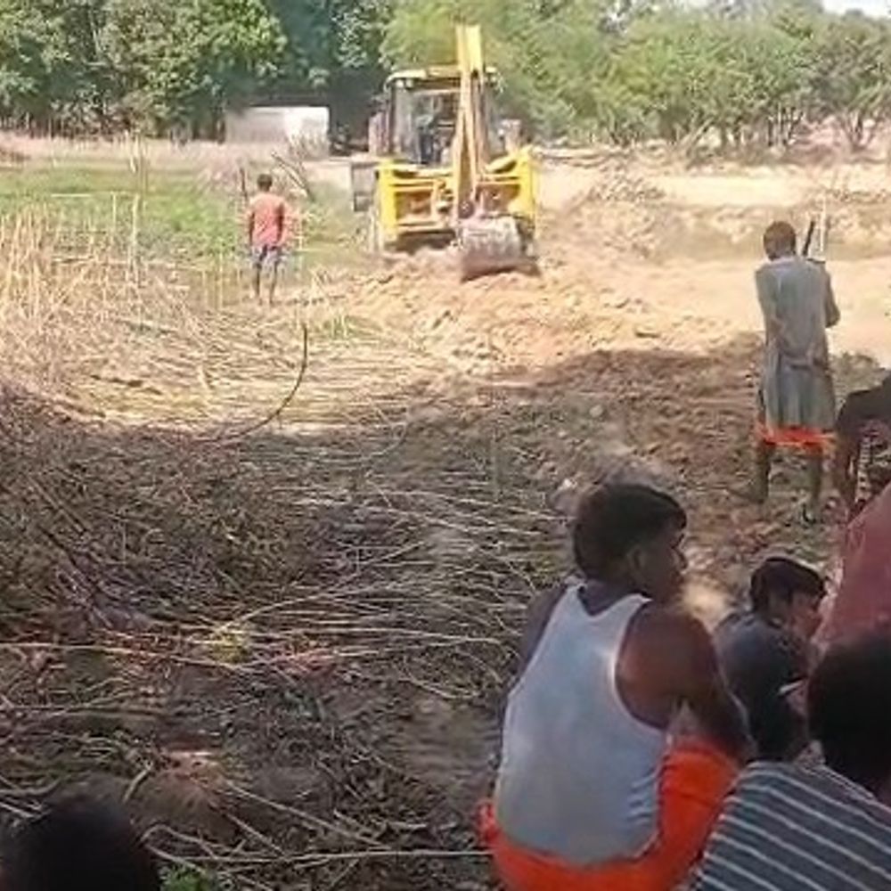 उन्नाव में 30 लाख की चकरोड भूमि कब्जामुक्त:प्रशासन ने बुलडोजर चलाकर अवैध कब्जा हटाया, रास्ता खुला