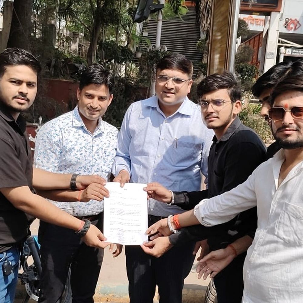 कानपुर के डीसी लॉ कॉलेज में परीक्षा शुल्क पर बवाल:छात्रों ने अवैध वसूली का लगाया आरोप, आंदोलन की चेतावनी