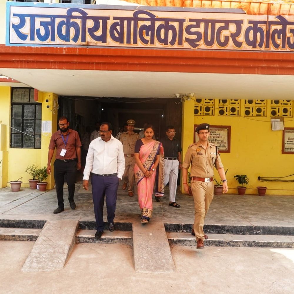 डीएम-एसपी ने होमगार्ड भर्ती परीक्षा का निरीक्षण किया:महराजगंज में व्यवस्थाओं का जायजा लिया, दिए आवश्यक निर्देश