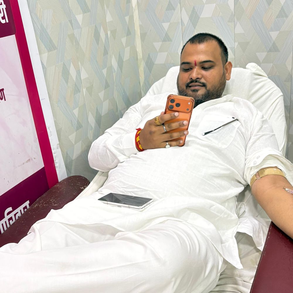 सुलतानपुर में 30 लोगों ने किया रक्तदान:ब्लॉक प्रमुख राहुल शुक्ला भी शामिल, आयतुल्लाह खामेनेई की याद में लगा शिविर