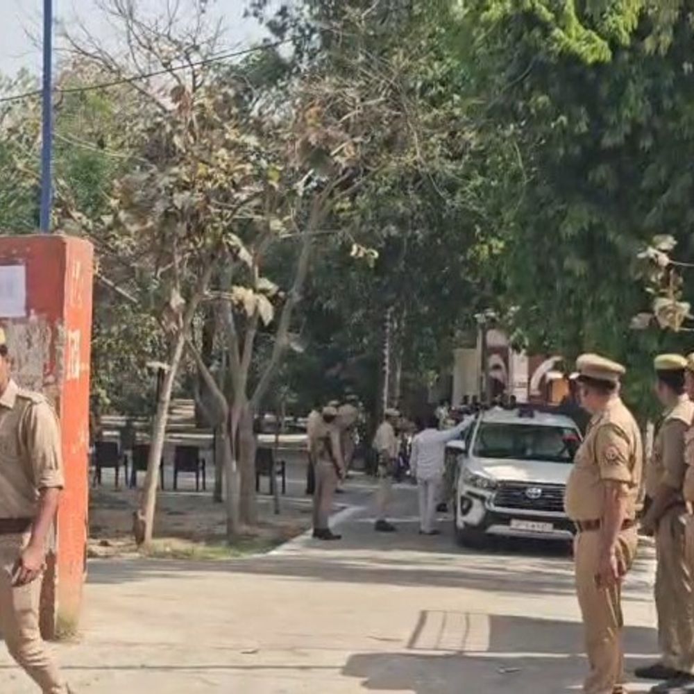 अमरोहा में होमगार्ड्स भर्ती परीक्षा शुरू:10 केंद्रों पर दो पालियों में 28 हजार से अधिक अभ्यर्थी देंगे परीक्षा