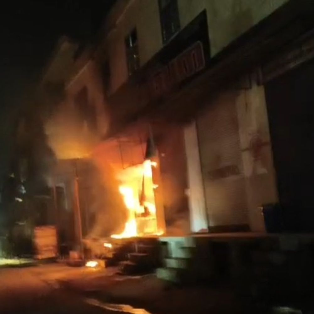 मेरठ में स्पेलर दुकान में भीषण आग:लाखों का नुकसान, दो घंटे में दमकल ने पाया काबू