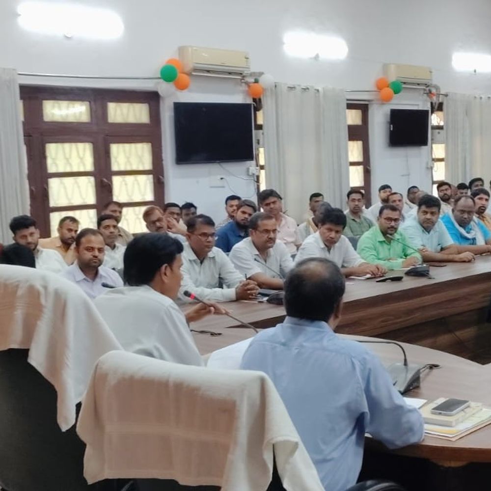 बलिया में पेट्रोल-डीजल की कमी नहीं:बलिया में डीएम ने कहा- स्टॉक होने पर पंप बंद मिला तो होगी कार्रवाई