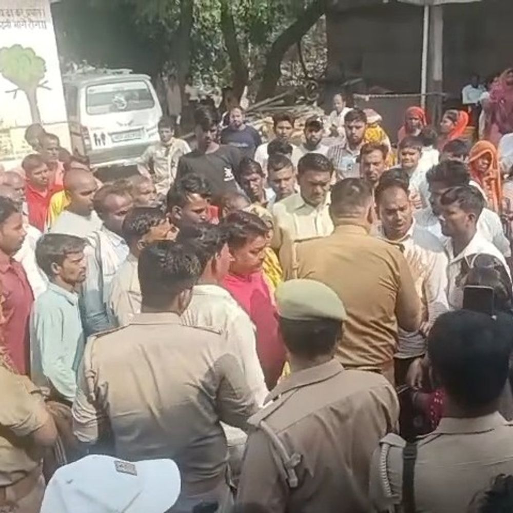 उन्नाव में सड़क हादसे में वृद्ध महिला की मौत:परिजन गिरफ्तारी की मांग पर अड़े, अंतिम संस्कार से इनकार