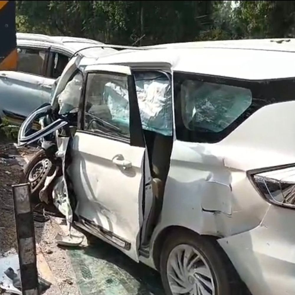 लखनऊ-अयोध्या हाईवे पर तीन वाहनों की टक्कर:बाराबंकी में सड़क हादसा, 12 से ज्यादा लोग घायल, दो की हालत गंभीर