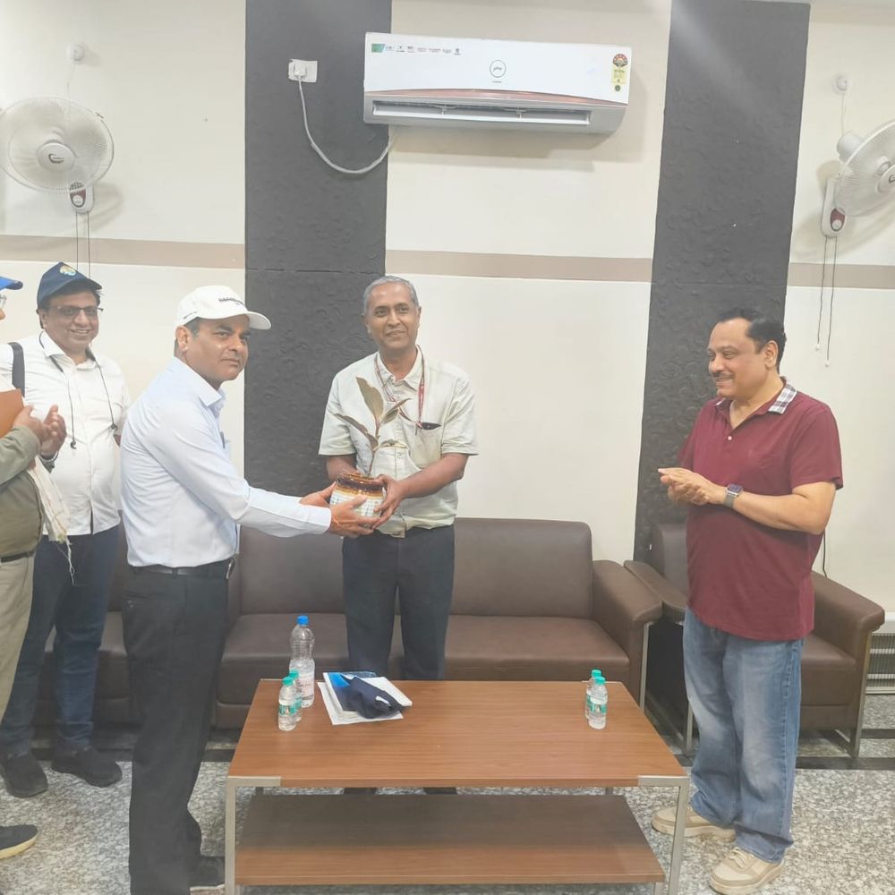 झांसी मंडल के अधिकारियों ने ललितपुर स्टेशन का निरीक्षण किया:अतिरिक्त सदस्य और DRM ने यात्री सुविधाओं, साइडिंग की समीक्षा की