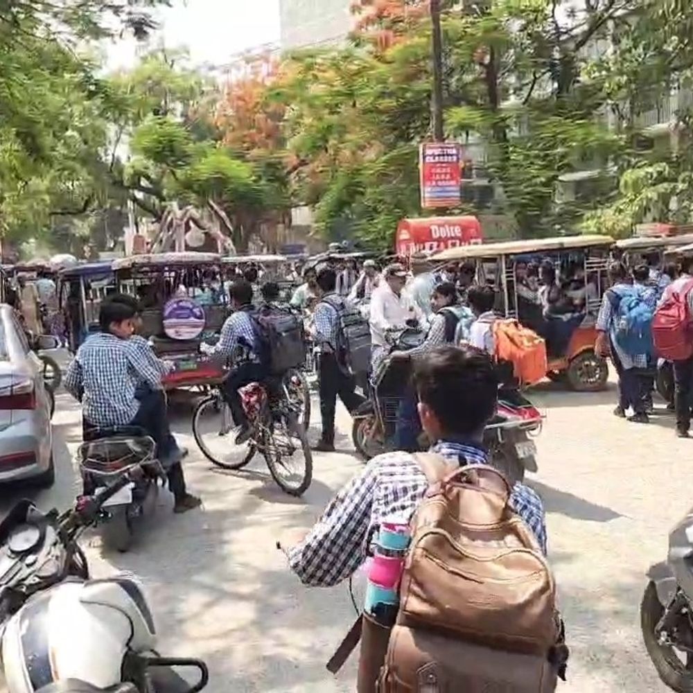 डीएम का आदेश बेअसर:सेंट एलासियस कॉलेज 1:30 बजे कर रहा छुट्टी, बच्चे भीषण गर्मी से परेशान