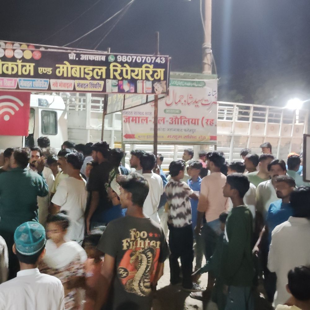 फतेहपुर में डीसीएम बाइक सवार को रौंदा, 2 की मौत:तेज रफ्तार होने से सैलून में घुसा, पुलिस ने शव अस्पताल पहुंचाए