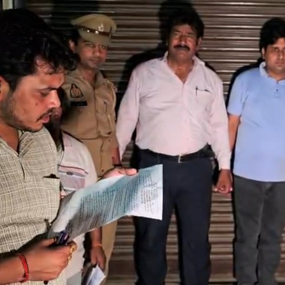 स्वास्थ्य विभाग की अवैध अस्पतालों पर कार्रवाई:एटा में एक अस्पताल, एक क्लीनिक सील; स्टाफ फरार