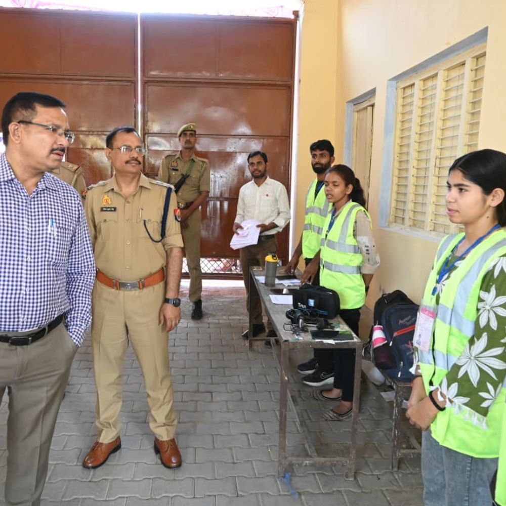 होमगार्ड्स भर्ती परीक्षा शुरू, पहली पाली हो गई:डीएम-एसपी ने 9 केंद्रों का निरीक्षण कर व्यवस्थाएं जांची