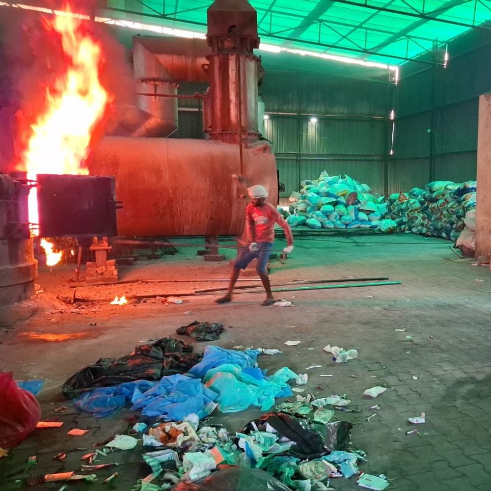 मैनपुरी में 495 किलो चरस-गांजा नष्ट:बाजार में 4 करोड़ 5 लाख रुपए कीमत, ऑपरेशन दहन के तहत कार्रवाई