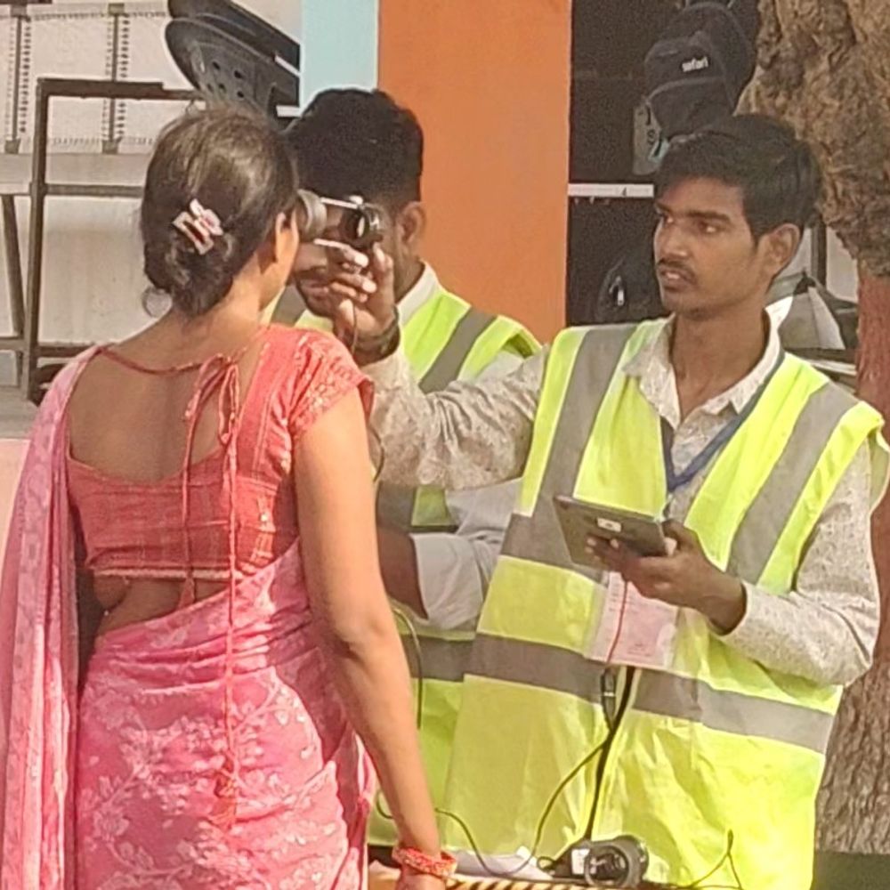 सीतापुर होमगार्ड परीक्षा: जेवरात-जूते उतरवाकर मिला प्रवेश:नकल रोकने को कलावा भी उतरवाई गईं, 7 केंद्रों पर हो रहा एक्जाम