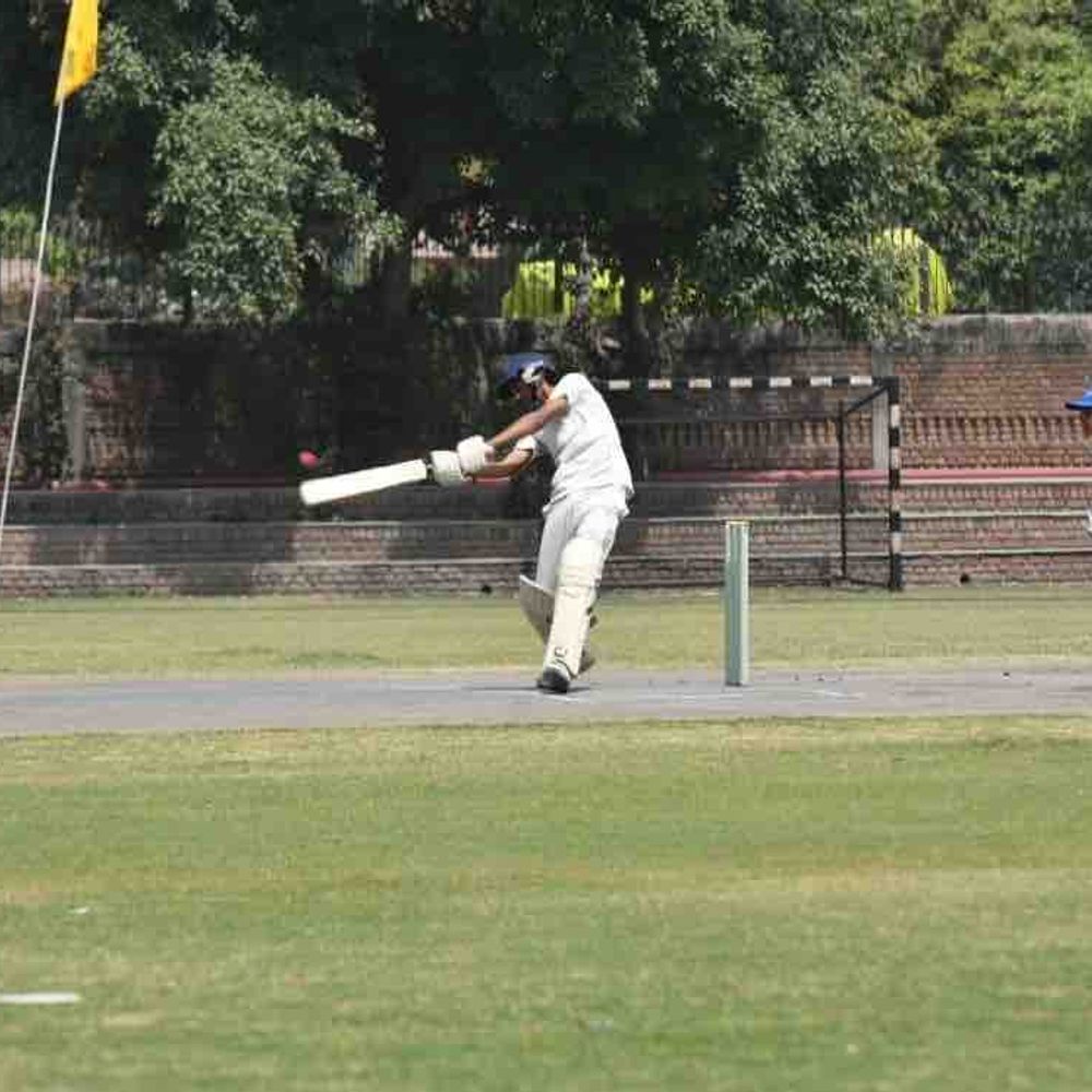 डीपीएसजी कप में प्रेसिडियम, केडीबी की शानदार जीत:क्रिकेट के दो मुकाबलों में खिलाड़ियों का दमदार प्रदर्शन