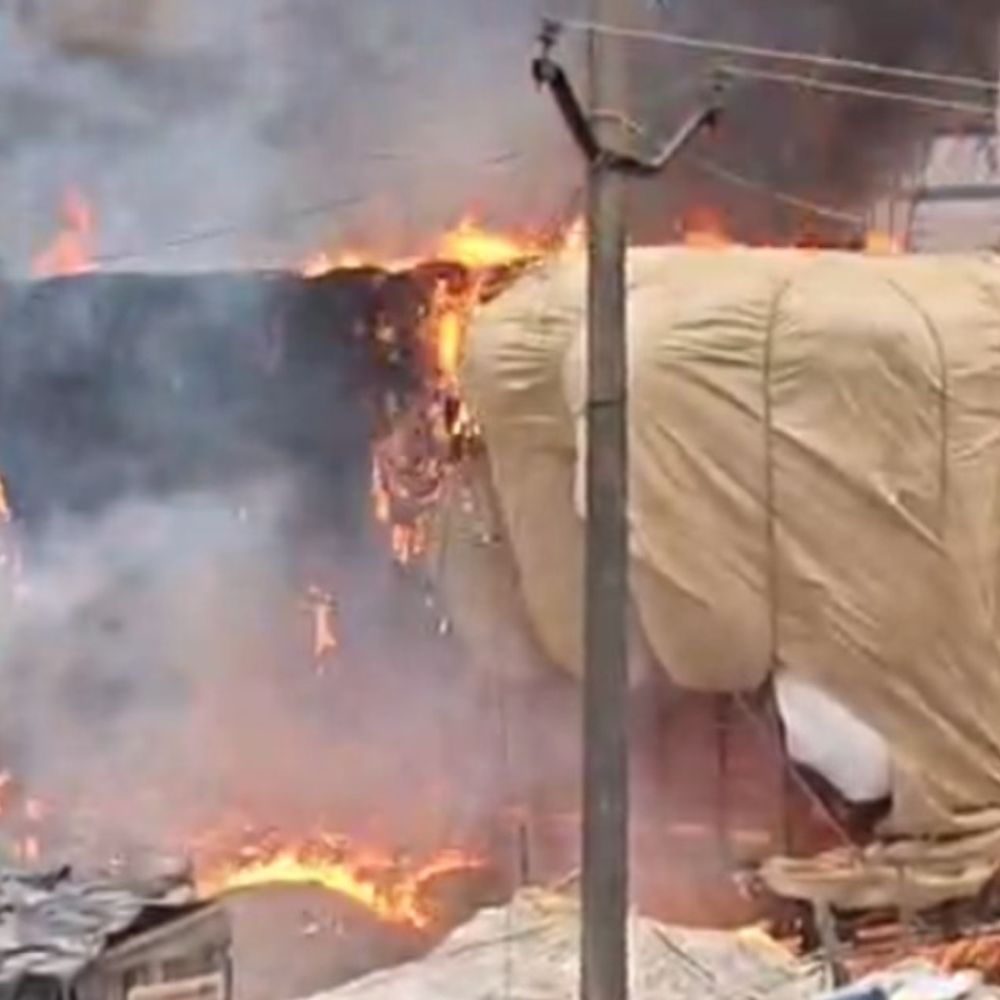 चलती ट्रक में लगी भीषण आग, VIDEO:संग्रामपुर चौराहे पर एक घंटे तक जलती रही, फायर ब्रिगेड ने पाया काबू