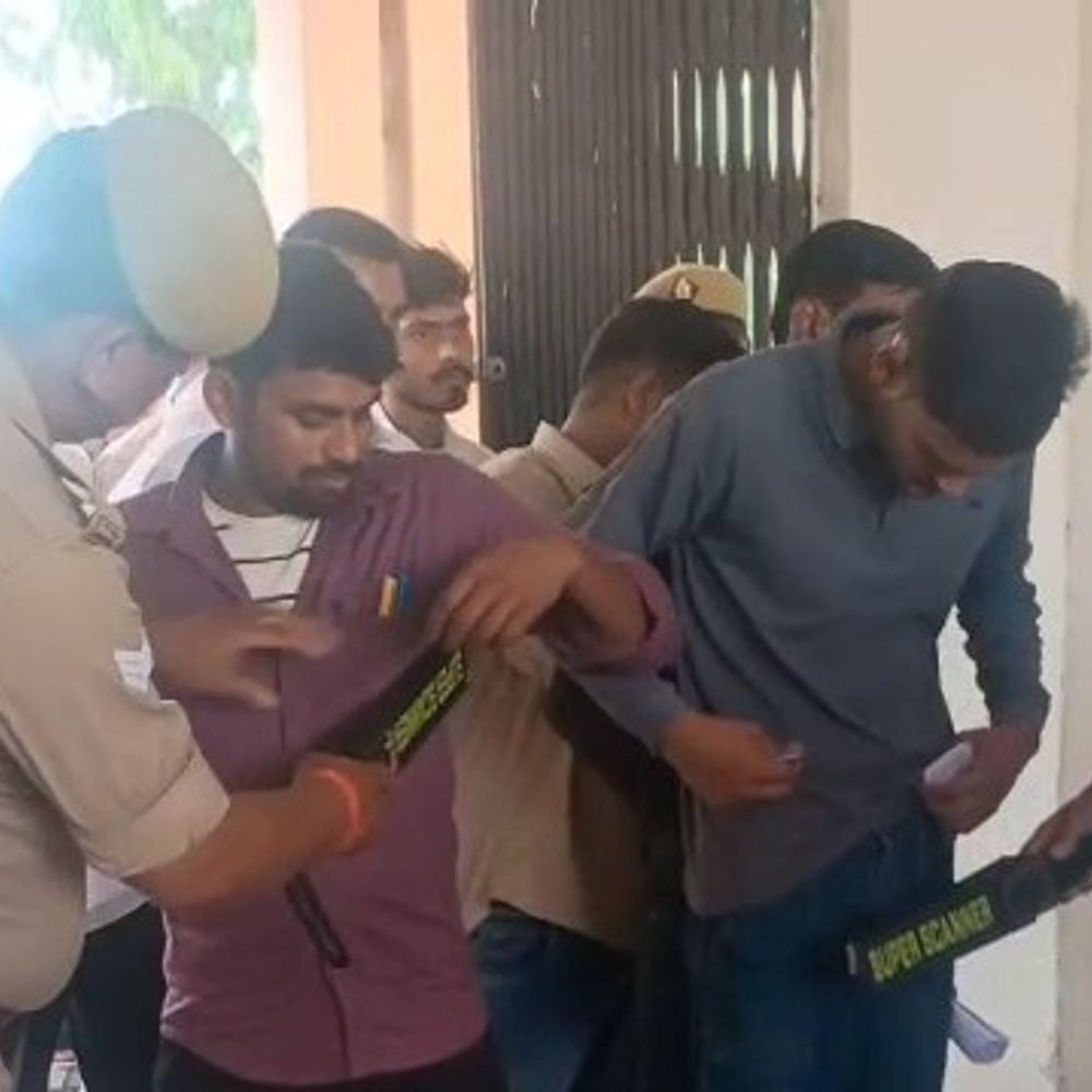 यूपी होमगार्ड भर्ती परीक्षा में स्नातक परीक्षार्थी भी शामिल:जिले के 14 परीक्षा केंद्रों पर यूपी होमगार्ड भर्ती परीक्षा, सघन चेकिंग के बाद प्रवेश