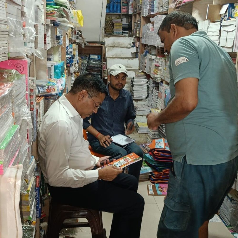 श्रावस्ती में महंगी किताब-कॉपी बेचने पर कार्रवाई:बुकसेलर का चालान, स्कूल प्रबंधन को नोटिस; दोबारा शिकायत पर होगी बड़ी कार्रवाई