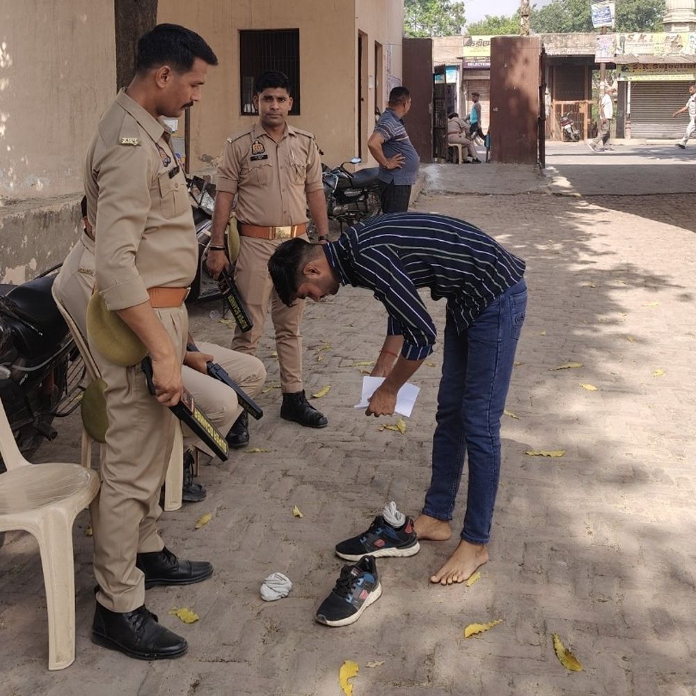 हाथरस में होमगार्ड भर्ती परीक्षा शुरू:12 केंद्रों पर शुरू हुई परीक्षा, इंजीनियरिंग डिप्लोमा धारी और एमएससी पास भी पहुंचे परीक्षा देने