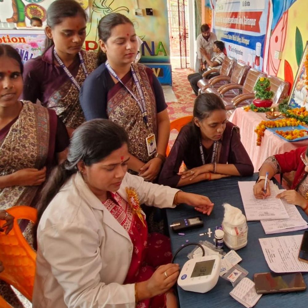 बलरामपुर में रक्तदान शिविर लगा:वात्सल्य इंटरनेशनल स्कूल में हुआ आयोजित, 11 यूनिट रक्त संग्रह किया गया