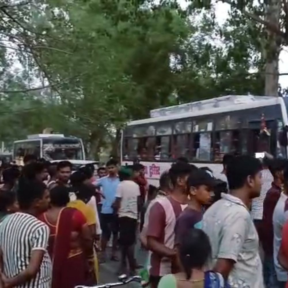 जमुई में अज्ञात वाहन की टक्कर से युवक की मौत:  एक घायल, परिजन ने सड़क जाम कर किया विरोध प्रदर्शन – Jamui News