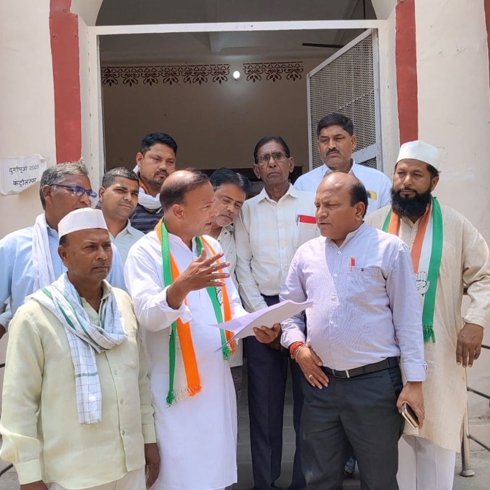 सुल्तानपुर में कांग्रेस का प्रदर्शन, DM को सौंपा ज्ञापन:पूर्वांचल एक्सप्रेसवे सर्विस लेन समेत कई मार्ग जर्जर; 3 दिन में 2 मौतों के बाद बढ़ा आक्रोश