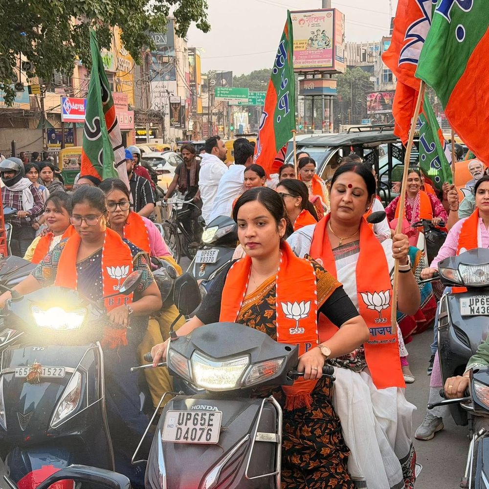 वाराणसी में बिना हेलमेट निकाली महिला जनआक्रोश स्कूटी रैली:BJP काशी क्षेत्र, जिला-महानगर पदाधिकारी हुए शामिल, पीएम स्वागत के नारे भी लगाए