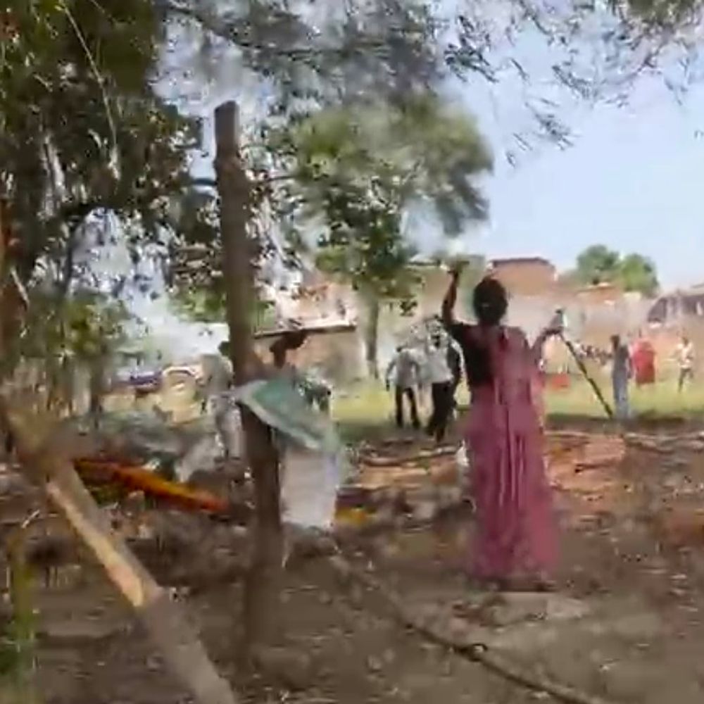 ललितपुर में जमीनी विवाद, 8 लोग घायल:घर में आग लगाने का आरोप, जमकर चले लाठी डंडे