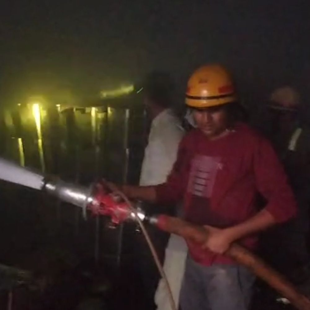 एटा में रिफाइंड गोदाम में लगी भीषण आग:लाखों का नुकसान, फायर ब्रिगेड ने आग पर पाया काबू