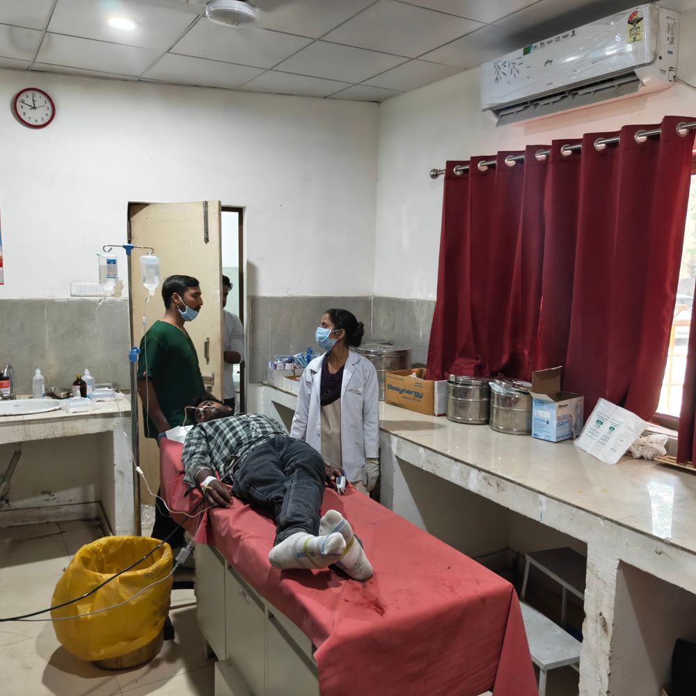 सास की गाली से नाराज दामाद ने खाया जहर:पीलीभीत में हालत गंभीर, अस्पताल में भर्ती