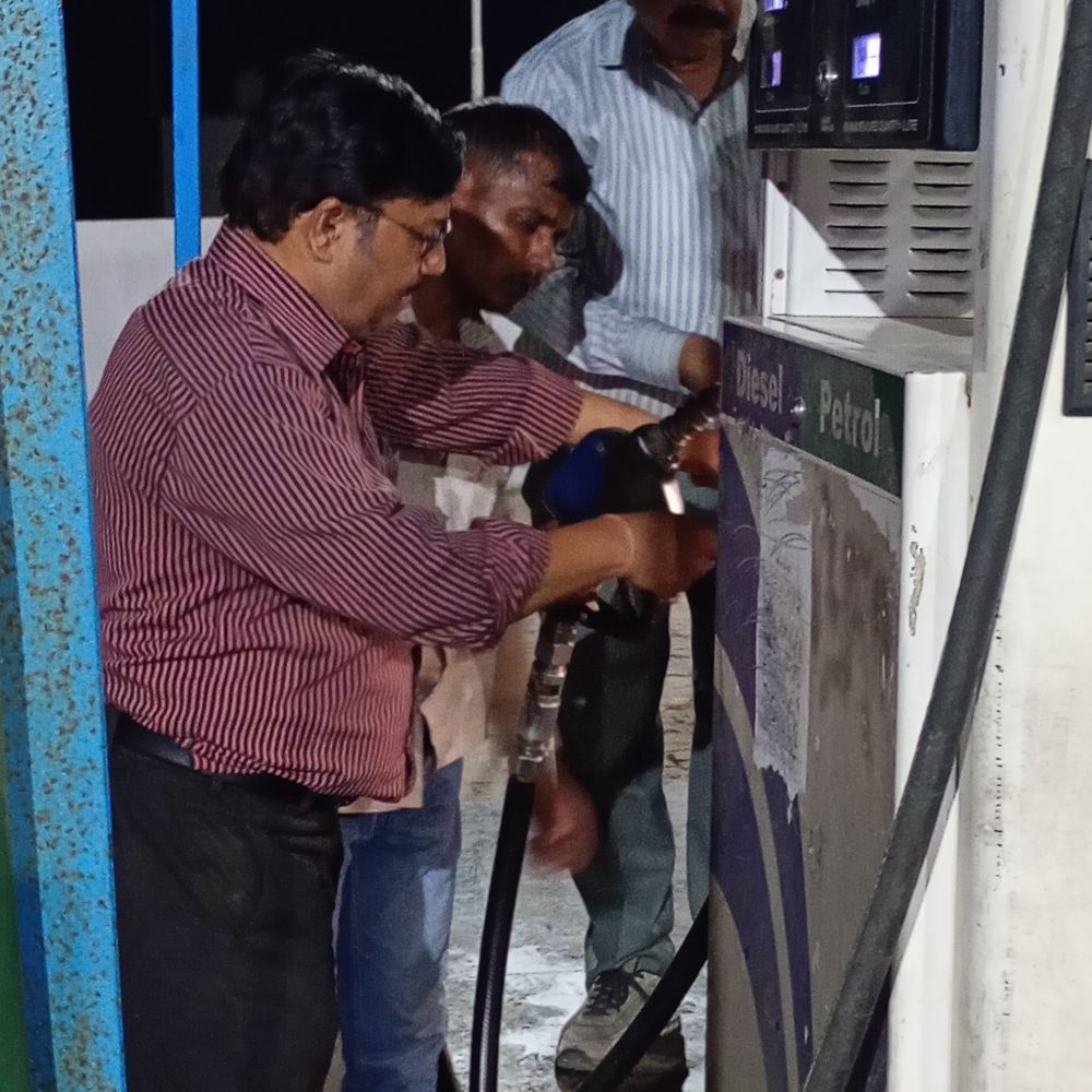 देवरिया में 120 रुपए लीटर पेट्रोल बेचने पर कार्रवाई:सप्लाई इंस्पेक्टर ने पेट्रोल पंप को सील किया, गैलन में तेल निकालकर बेच रहा था कर्मी