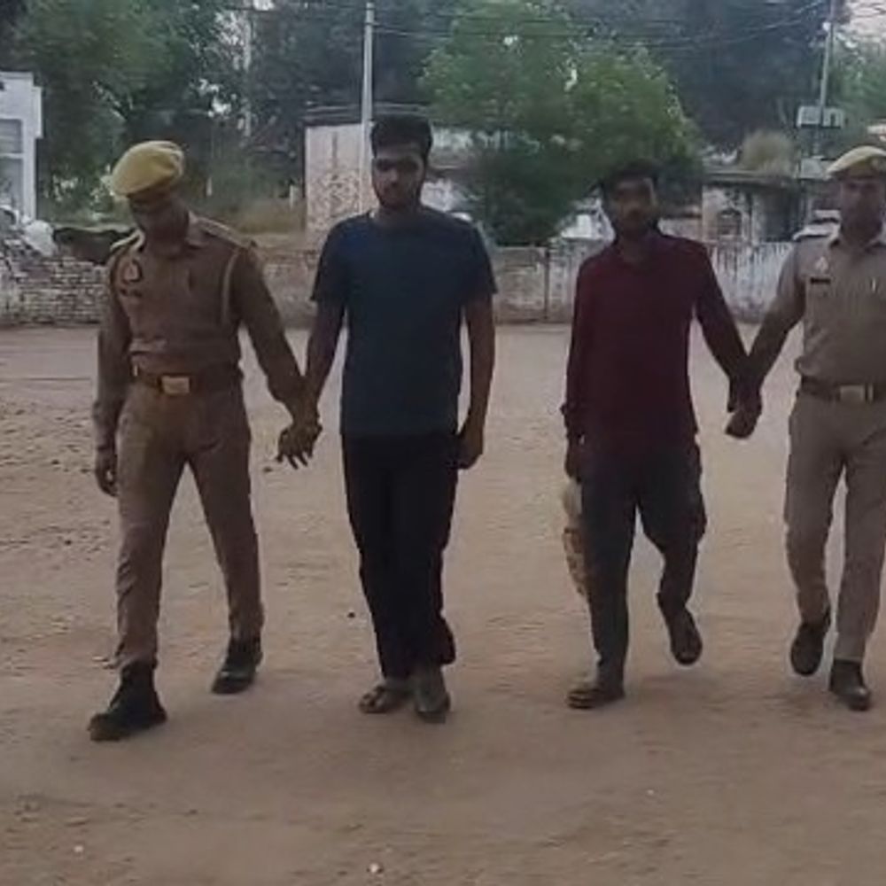 सर्राफा व्यापारी गोलीकांड का पुलिस ने किया खुलासा:दो आरोपियों को छपिया पुलिस ने किया गिरफ्तार, मास्टरमाइंड समेत दो आरोपी फरार