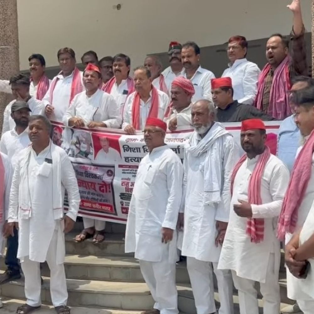 संतकबीरनगर में सपाइयों ने DM को सौंपा ज्ञापन:निशा के परिवार को 1 करोड़ रूपए मुआवजे और दोषियों पर सख्त कार्रवाई की मांग