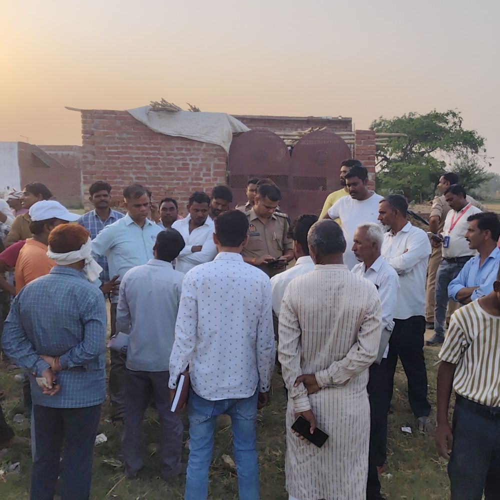 संभल में गैंग लीडर की अवैध संपत्ति कुर्क:पुलिस-प्रशासन ने ढोल-नगाड़ों के साथ की कार्रवाई, पत्नी के नाम प्लॉट था