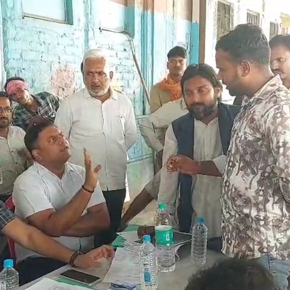 मथुरा में अधिकारियों ने विश्राम घाट का निरीक्षण किया:नाविकों के पंजीकरण प्रक्रिया तेज करने के निर्देश दिए