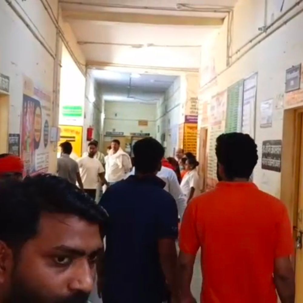 प्रतापगढ़ में तालाब में नहा रहे 3 युवकों पर हमला:पुरानी रंजिश में चाकू से हमला, तीनों घायल सीएचसी में भर्ती