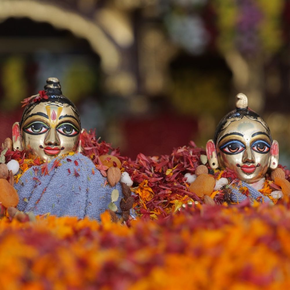 इस्कॉन मंदिर में धूमधाम से मनाई गई सीता नवमी:108 चांदी के कलशों से महाअभिषेक, भक्ति में झूमे श्रद्धालु