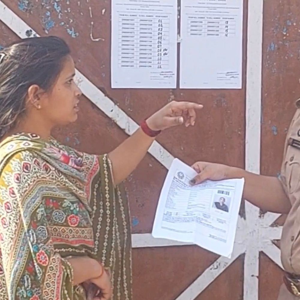 बदायूं में होमगार्ड भर्ती परीक्षा शुरू:15 केंद्रों पर 31,392 अभ्यर्थी दे रहे परीक्षा, सघन चेकिंग के बाद प्रवेश