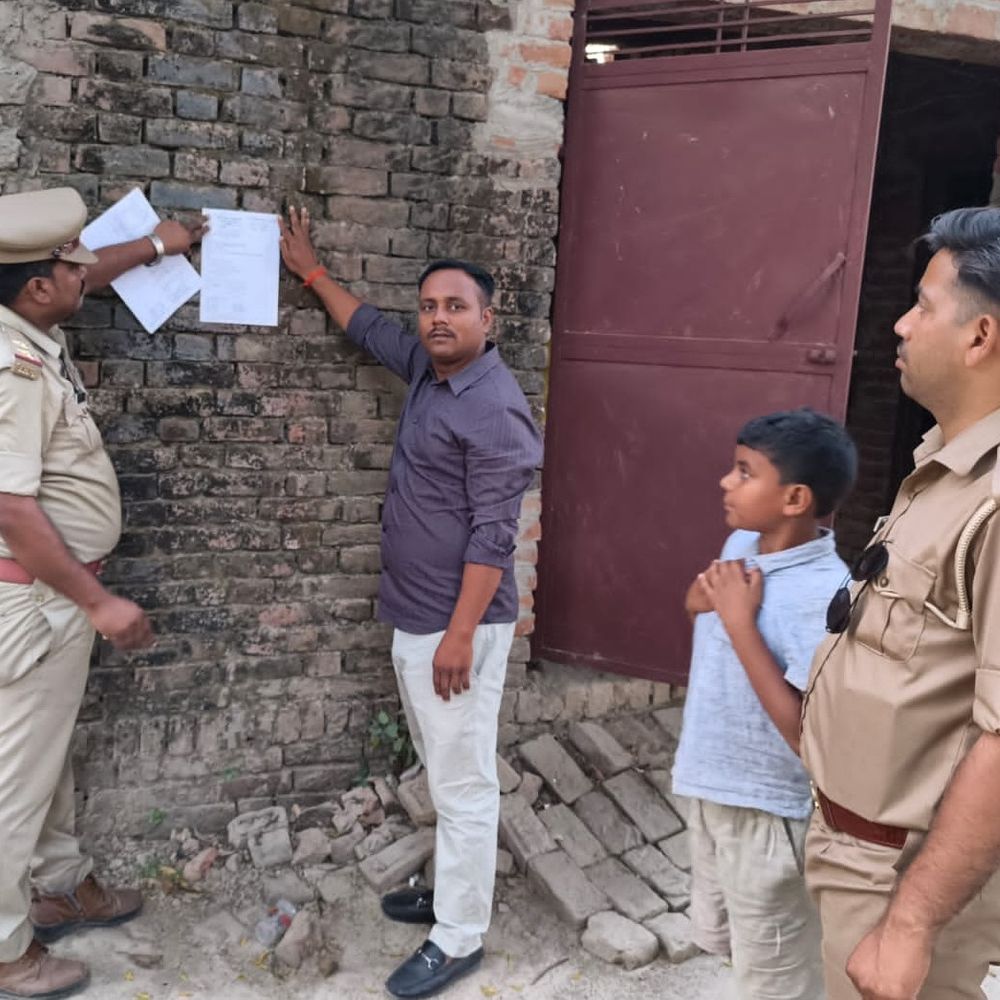 अयोध्या में 10-10 हजार के इनामी दो आरोपी फरार:कोर्ट के आदेश पर घर पर चस्पा हुआ कुर्की नोटिस, लूट और मारपीट मामले में आरोपी